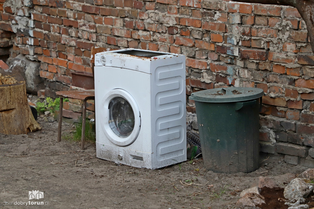 Śmieci i graffiti na małej ulicy na starówce