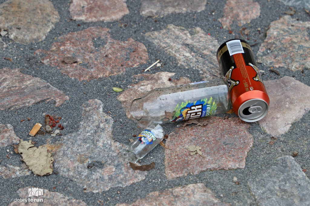 Śmieci i graffiti na małej ulicy na starówce