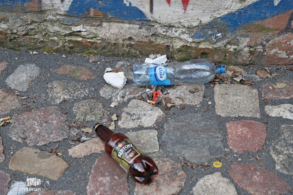 Śmieci i graffiti na małej ulicy na starówce