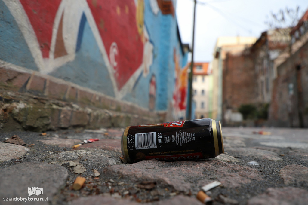 Śmieci i graffiti na małej ulicy na starówce