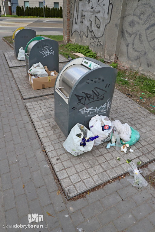 Śmieci i graffiti na małej ulicy na starówce
