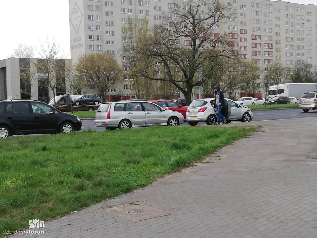 Toruń: kolizja trzech aut na Rubinkowie