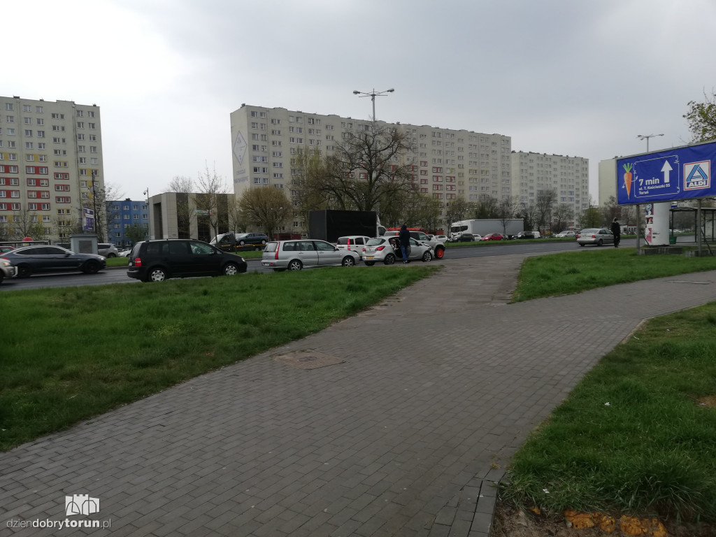 Toruń: kolizja trzech aut na Rubinkowie