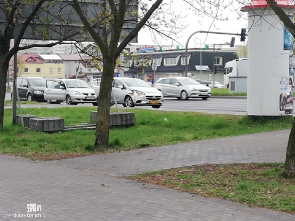 Toruń: kolizja trzech aut na Rubinkowie