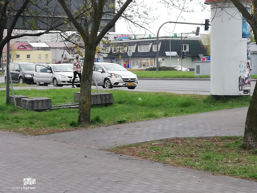 Toruń: kolizja trzech aut na Rubinkowie