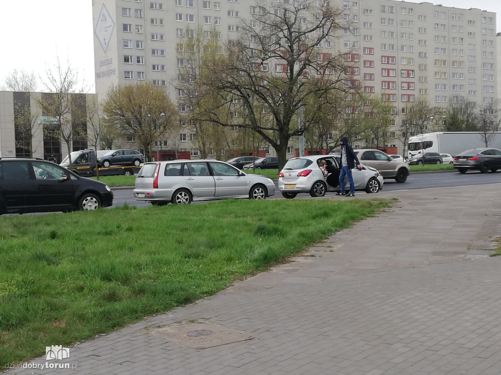Toruń: kolizja trzech aut na Rubinkowie