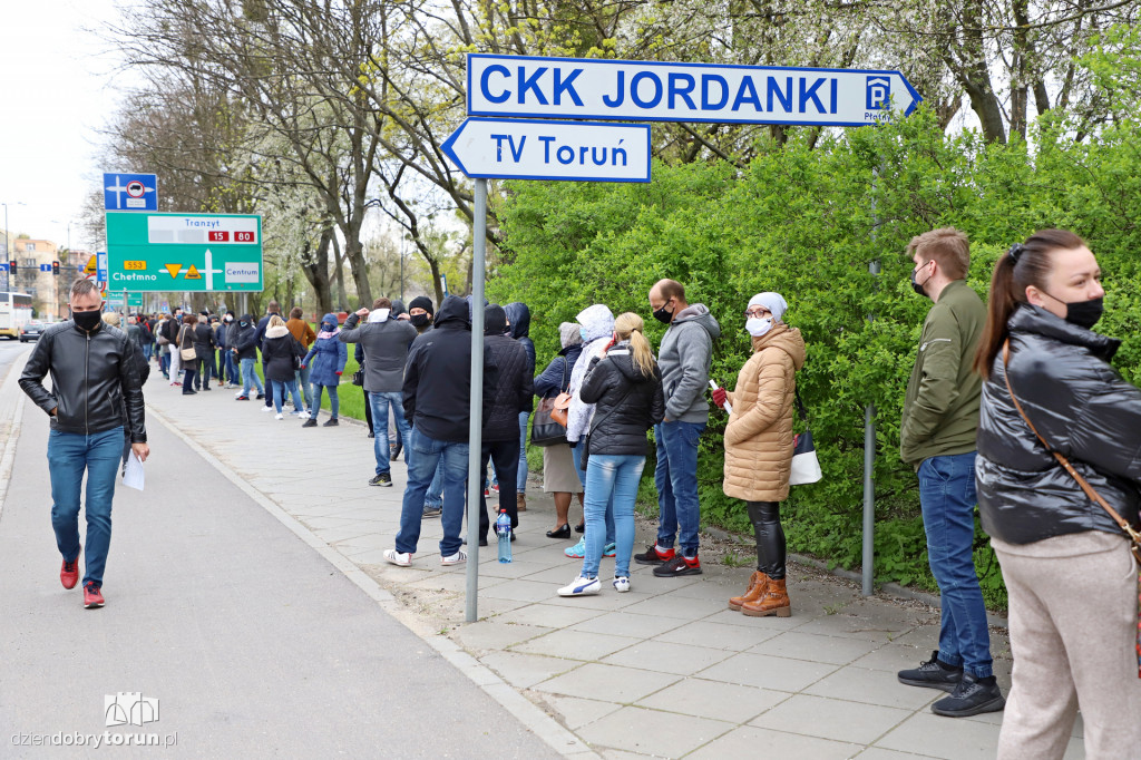 Gigantyczna kolejka do szczepienia w Toruniu