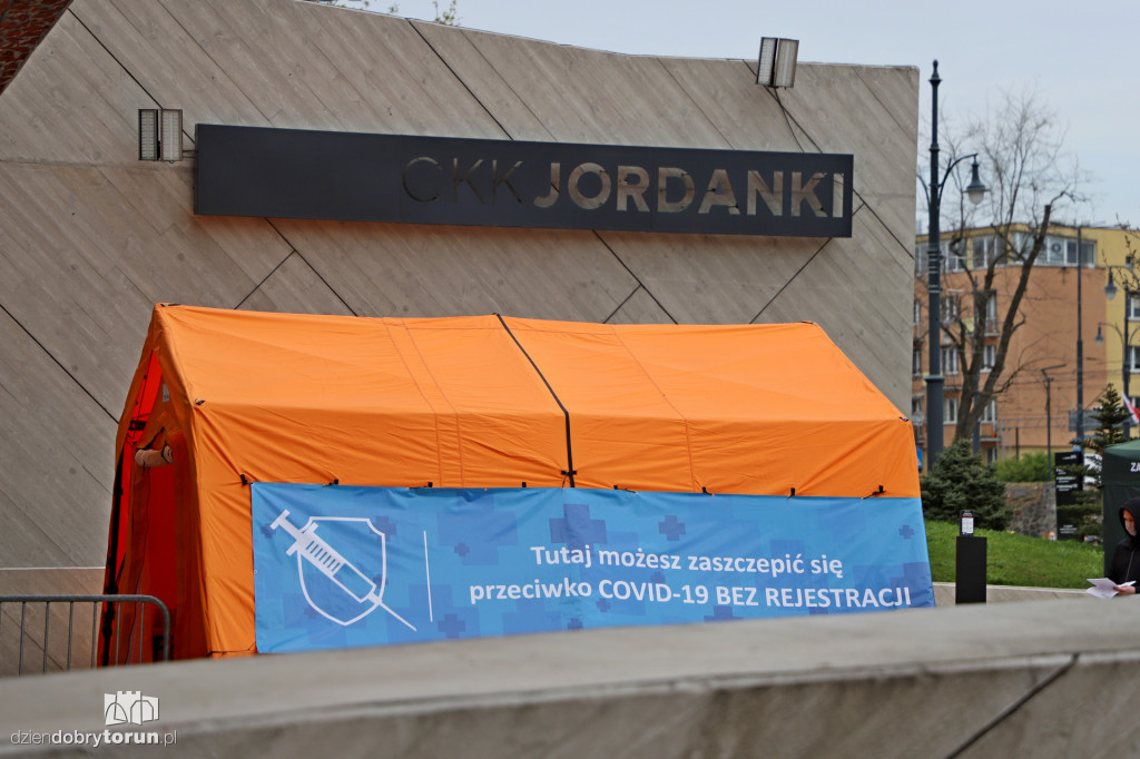 Gigantyczna kolejka do szczepienia w Toruniu