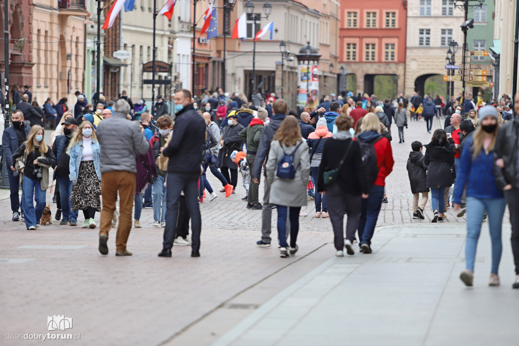 Gigantyczne tłumy na ulicach Torunia