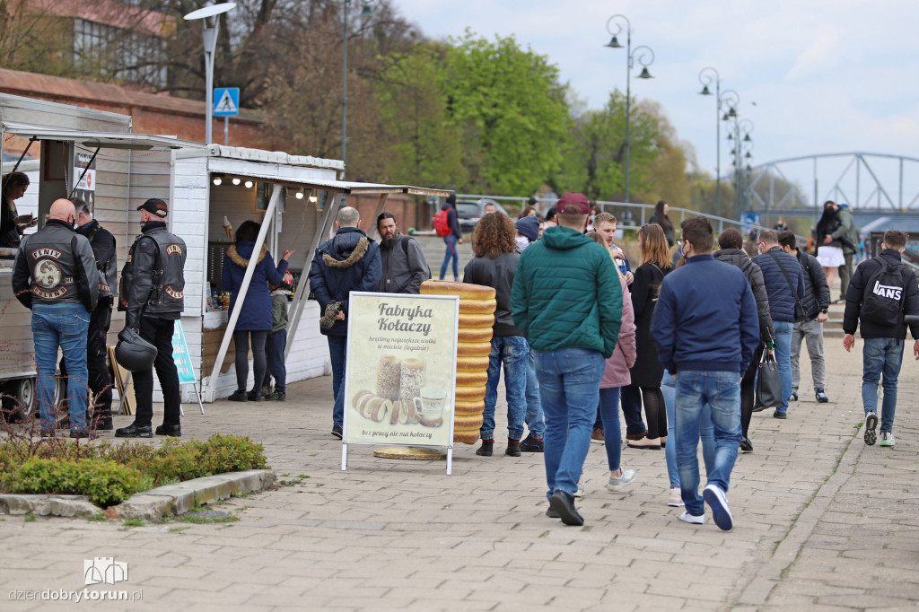 Gigantyczne tłumy na ulicach Torunia