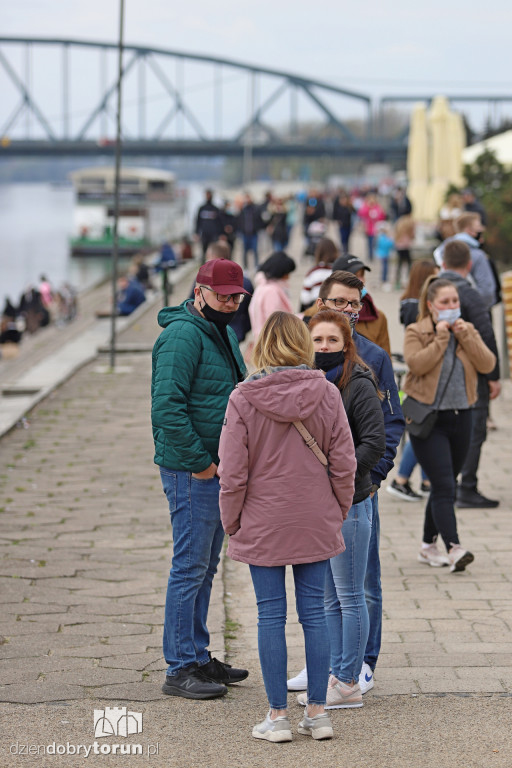 Gigantyczne tłumy na ulicach Torunia