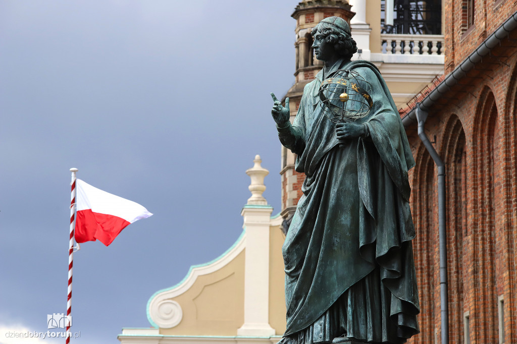 Toruń: uroczyste podniesienie flagi