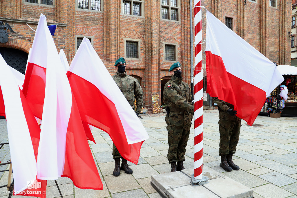 Toruń: uroczyste podniesienie flagi