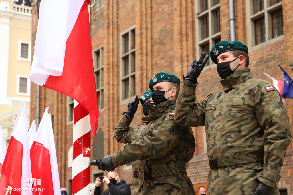 Toruń: uroczyste podniesienie flagi