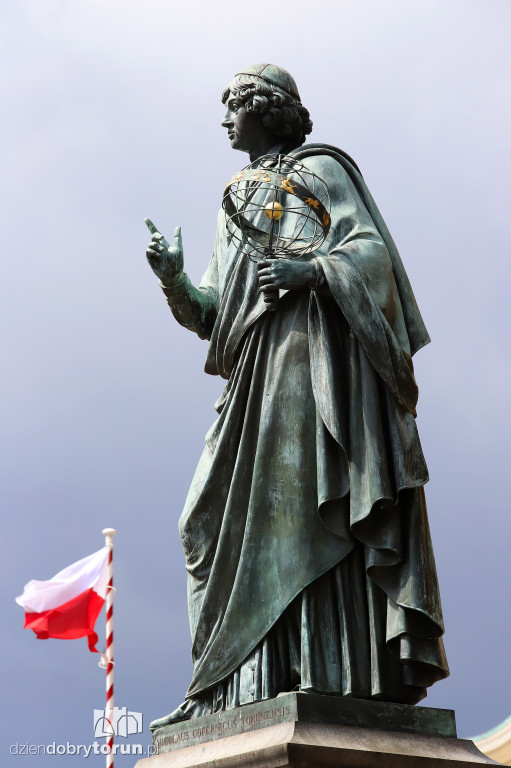Toruń: uroczyste podniesienie flagi