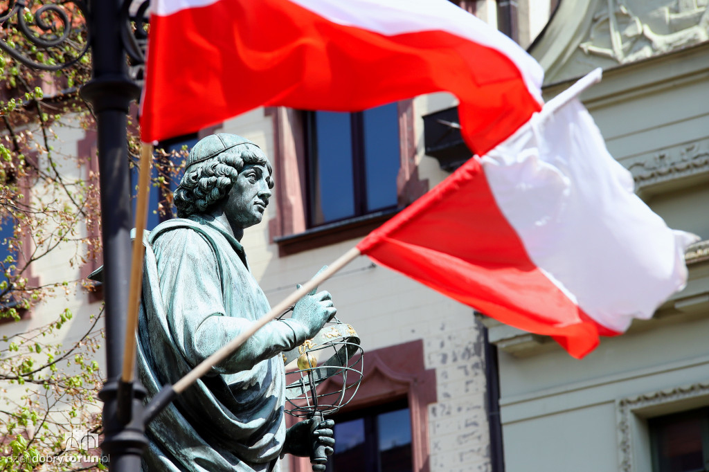 Toruń: uroczyste podniesienie flagi