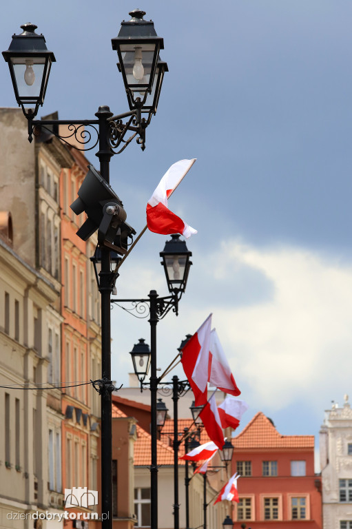 Toruń: uroczyste podniesienie flagi