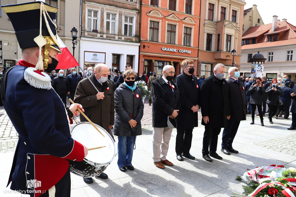 Toruń: uroczyste złożenie kwiatów