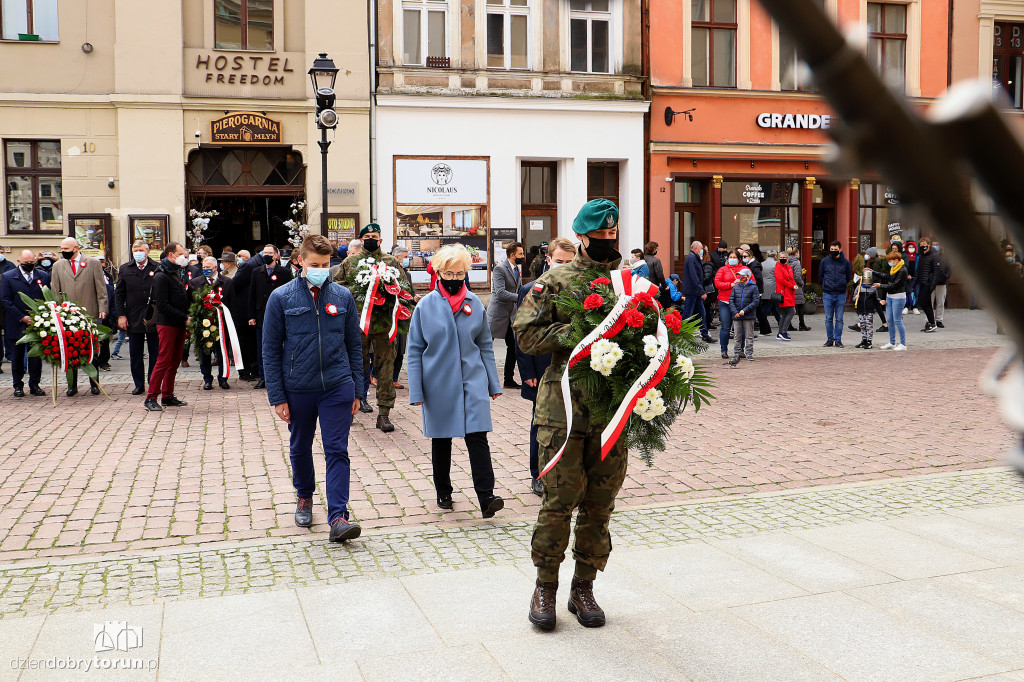 Toruń: uroczyste złożenie kwiatów