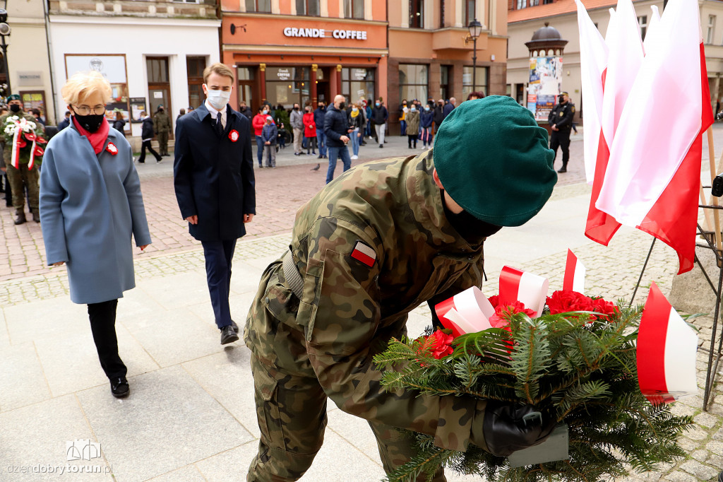 Toruń: uroczyste złożenie kwiatów