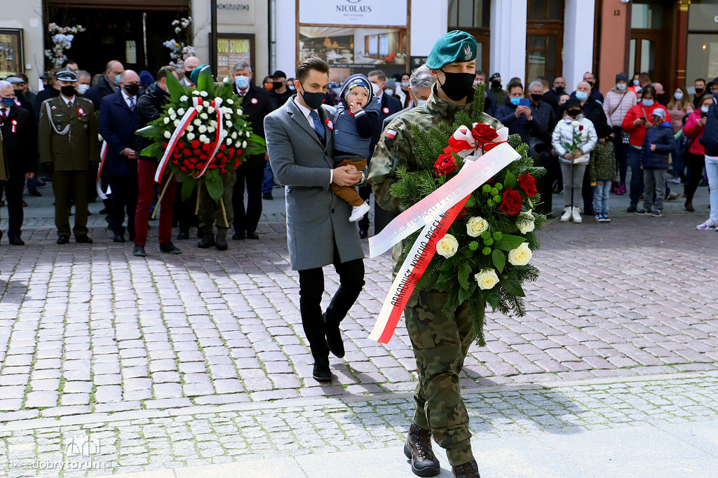 Toruń: uroczyste złożenie kwiatów
