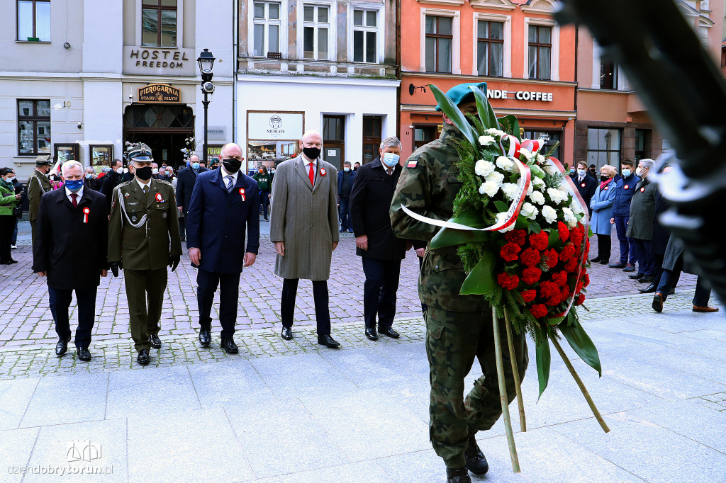 Toruń: uroczyste złożenie kwiatów