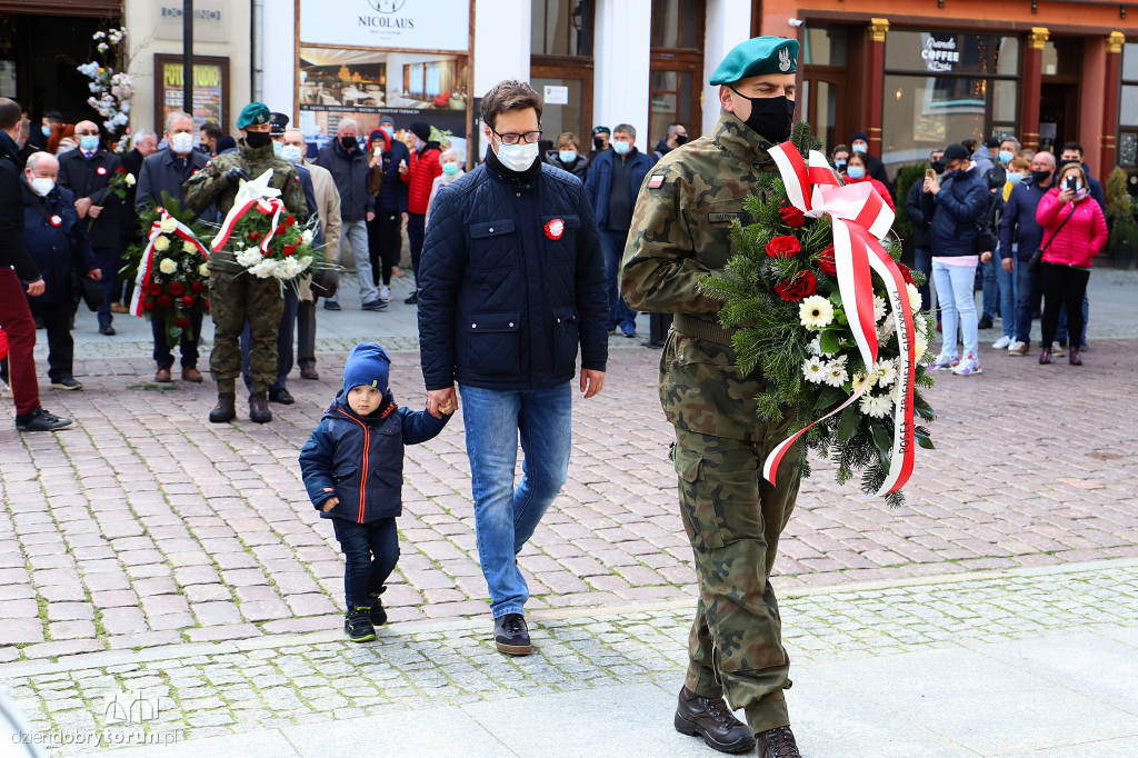 Toruń: uroczyste złożenie kwiatów