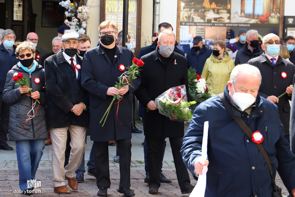 Toruń: uroczyste złożenie kwiatów
