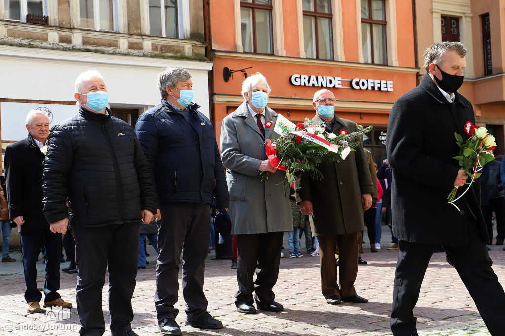 Toruń: uroczyste złożenie kwiatów