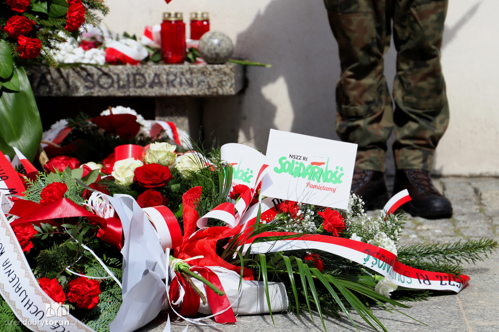 Toruń: uroczyste złożenie kwiatów
