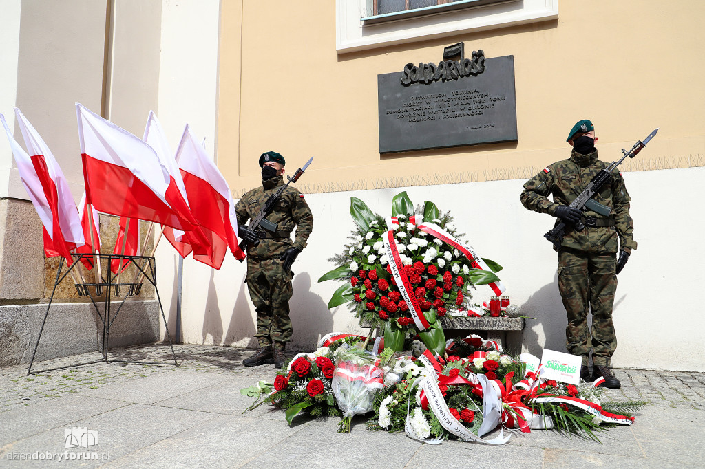 Toruń: uroczyste złożenie kwiatów