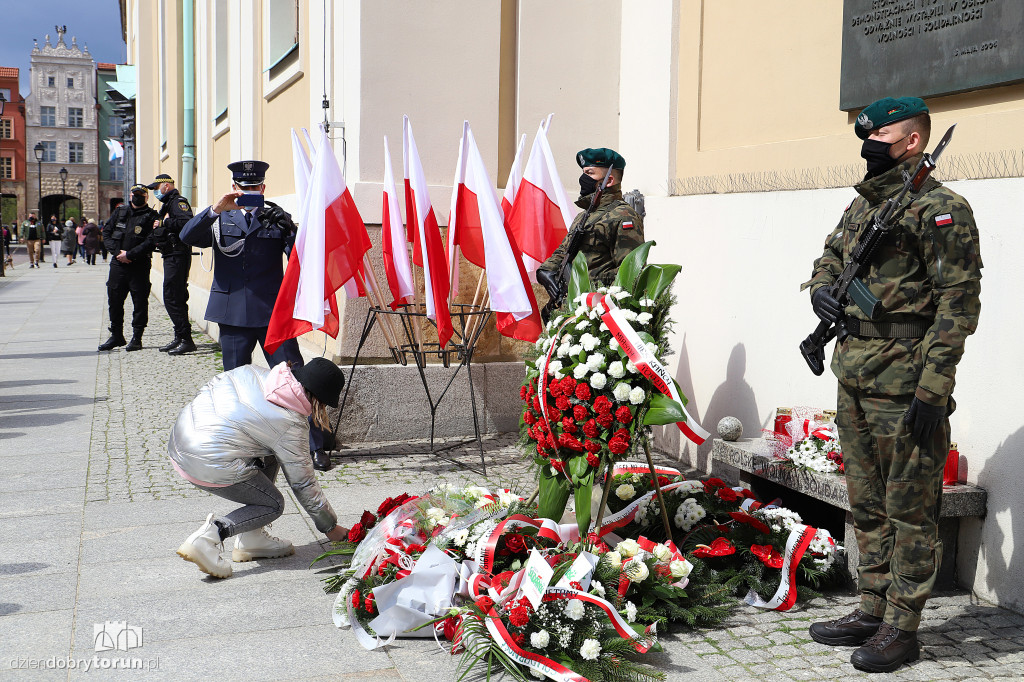 Toruń: uroczyste złożenie kwiatów