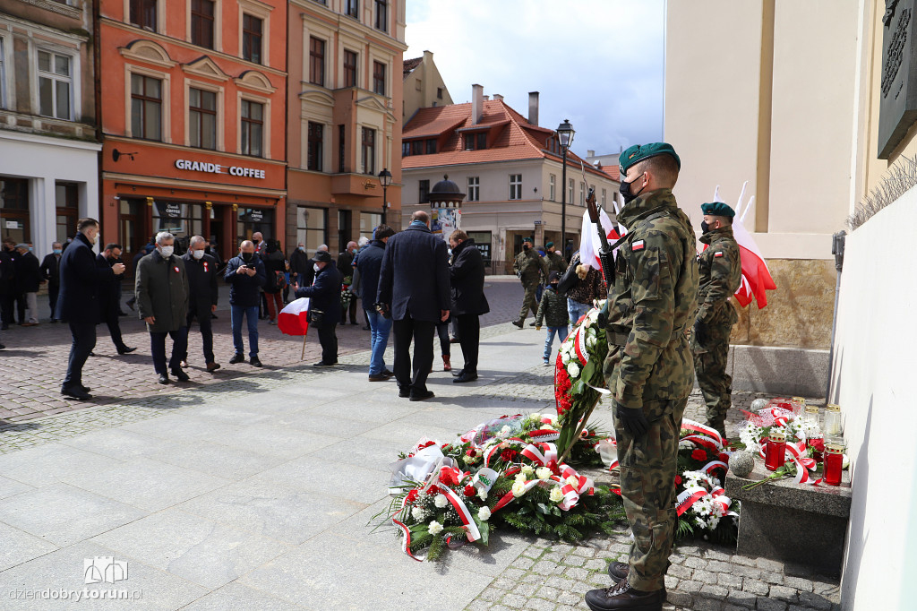 Toruń: uroczyste złożenie kwiatów