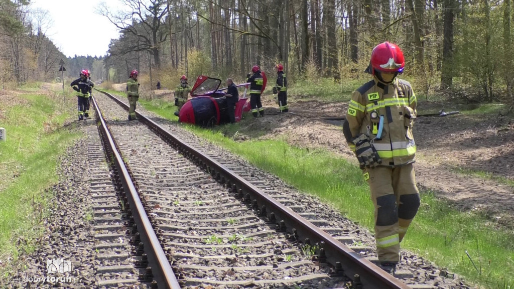 Toruń: wiatrakowiec spadł na tory