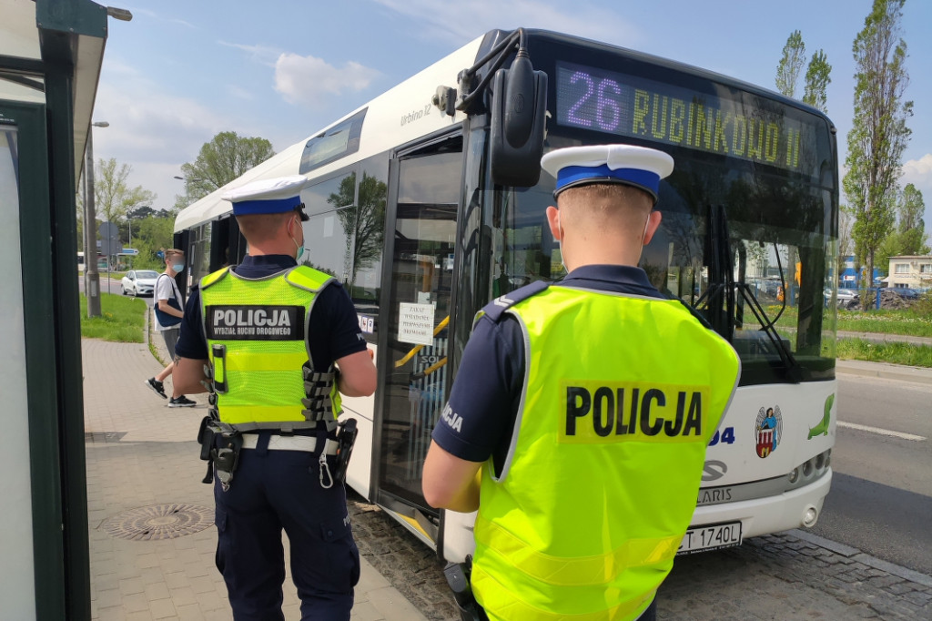Toruń: kontrole policji w MZK i galeriach