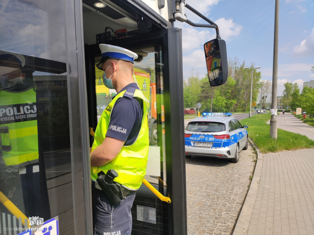 Toruń: kontrole policji w MZK i galeriach