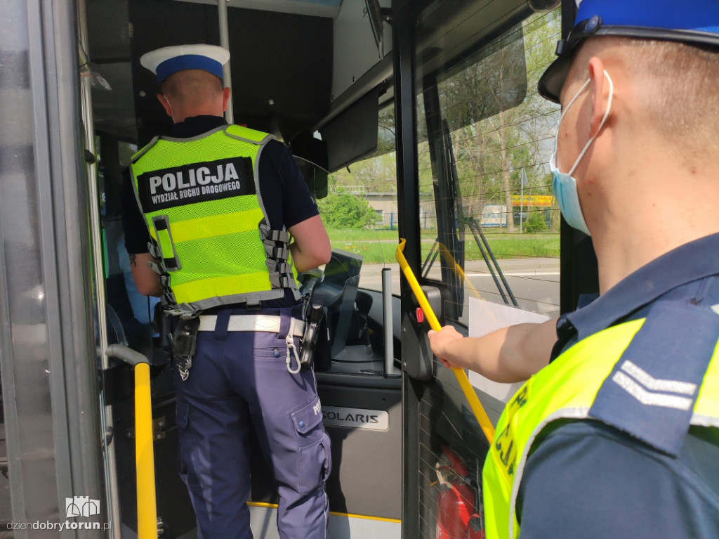 Toruń: kontrole policji w MZK i galeriach