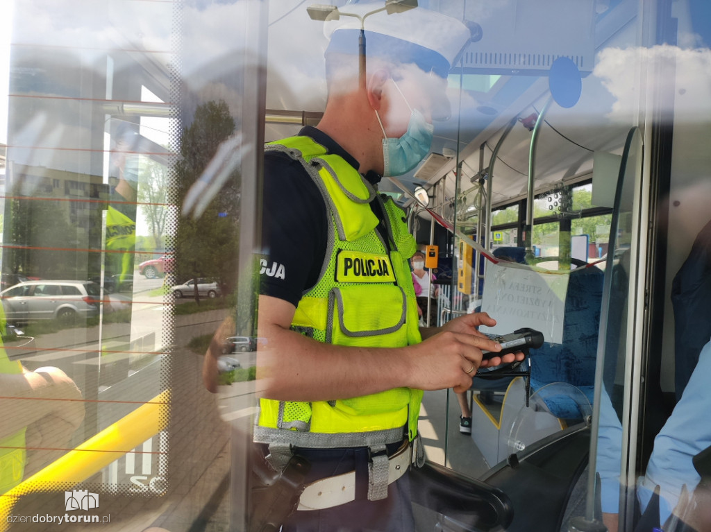 Toruń: kontrole policji w MZK i galeriach
