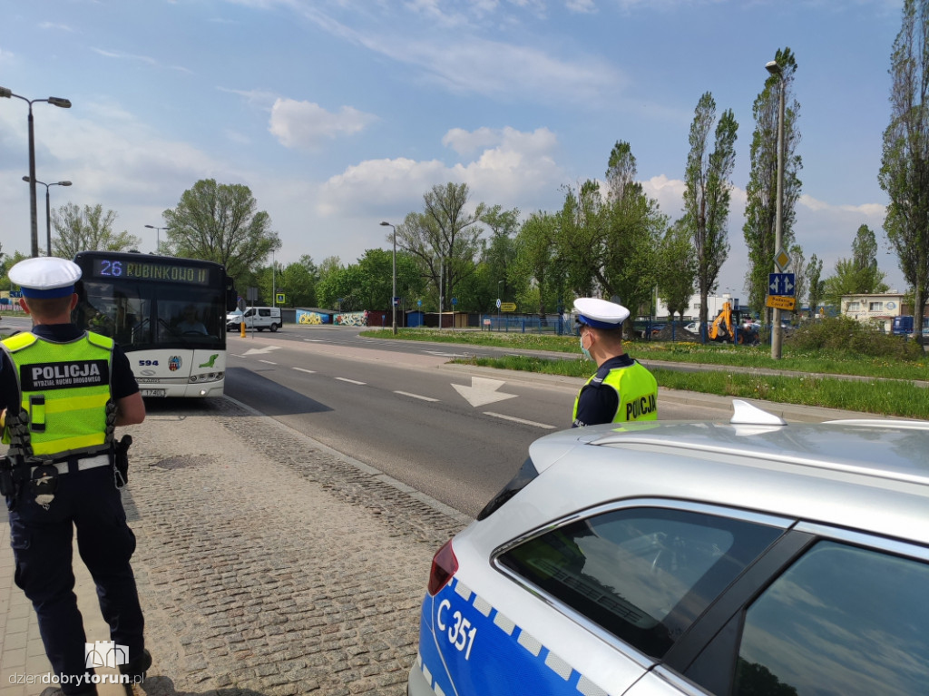 Toruń: kontrole policji w MZK i galeriach