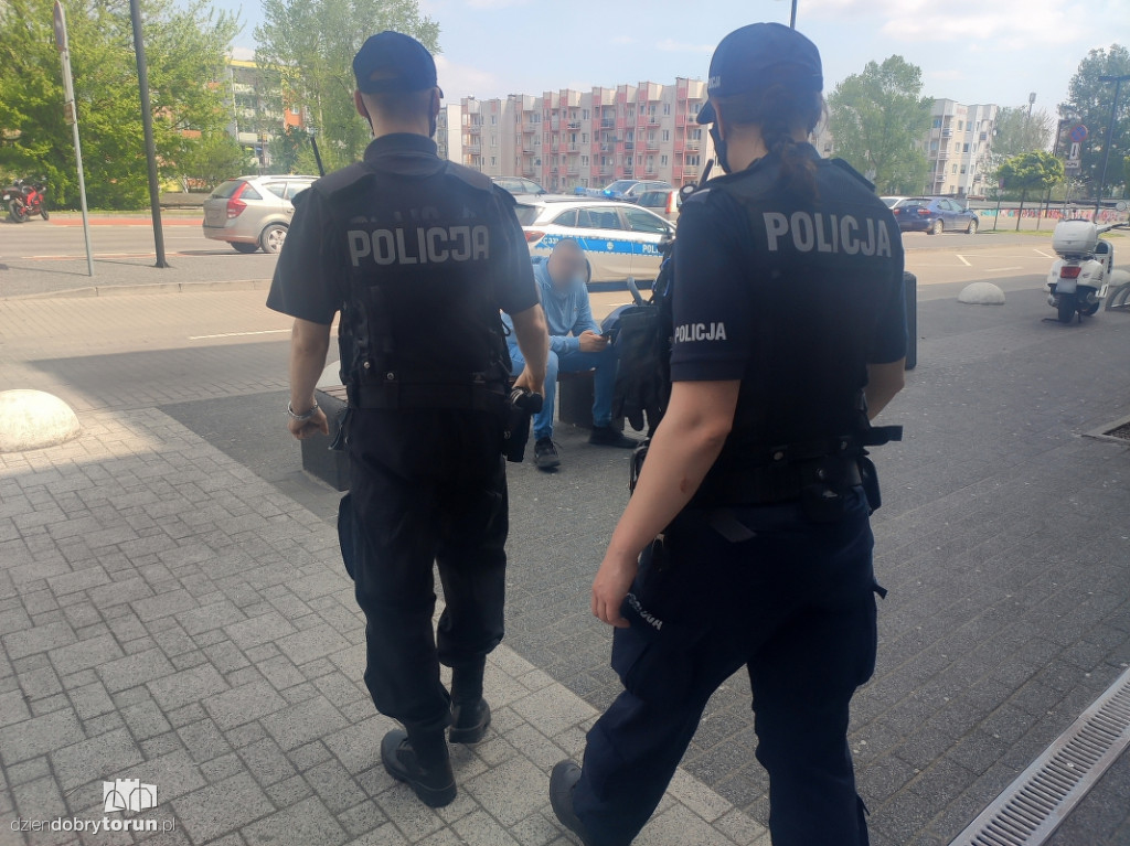 Toruń: kontrole policji w MZK i galeriach