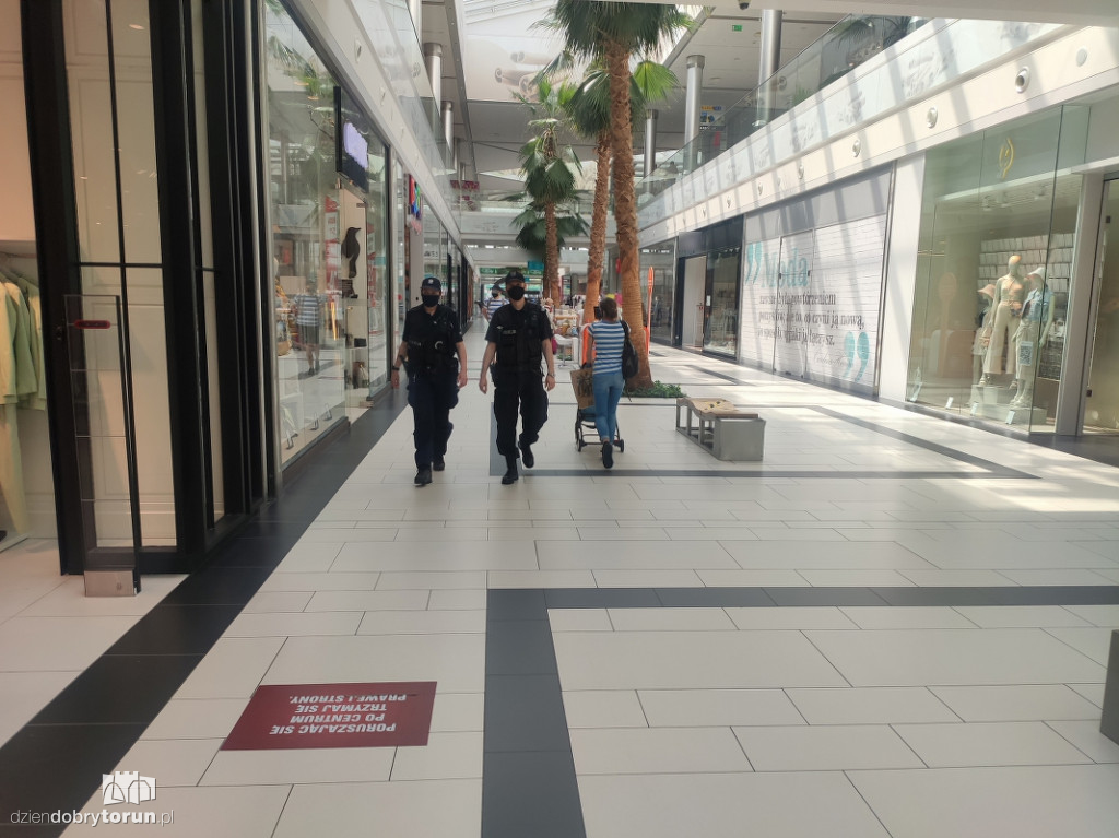 Toruń: kontrole policji w MZK i galeriach