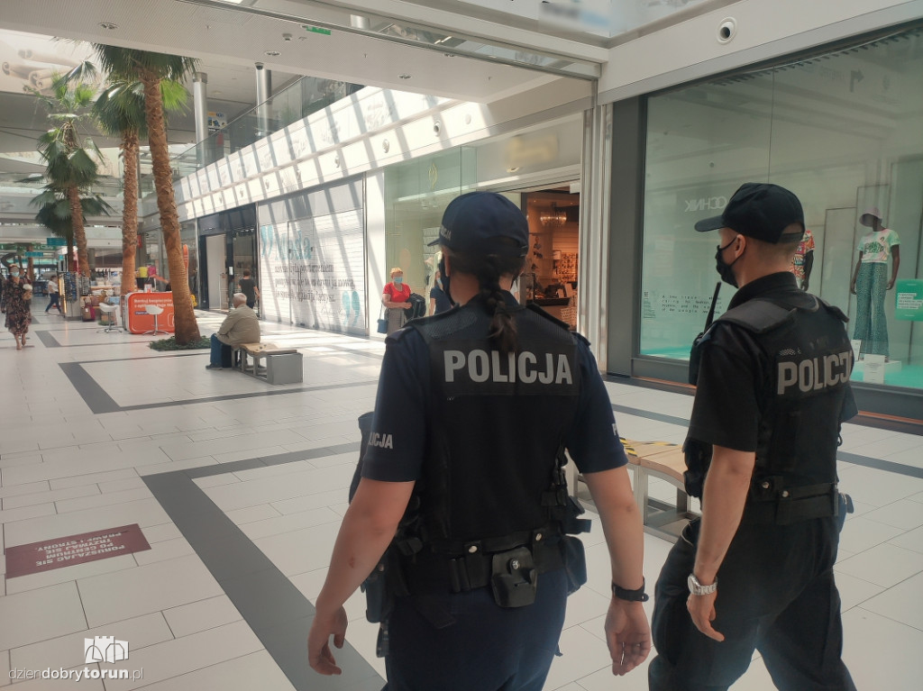 Toruń: kontrole policji w MZK i galeriach