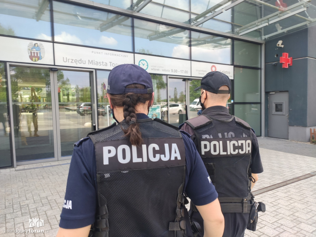 Toruń: kontrole policji w MZK i galeriach