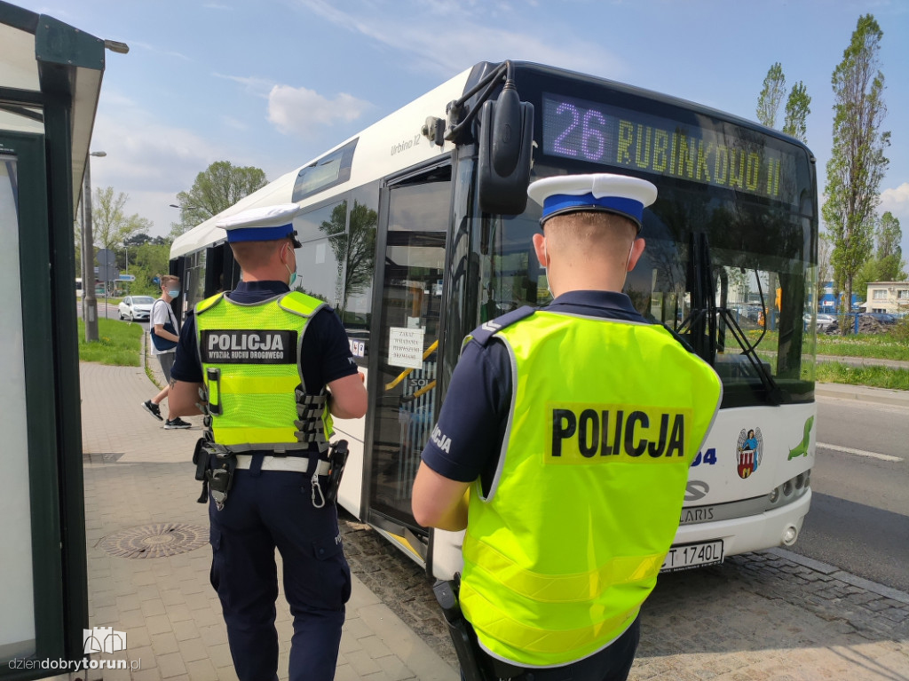 Toruń: kontrole policji w MZK i galeriach