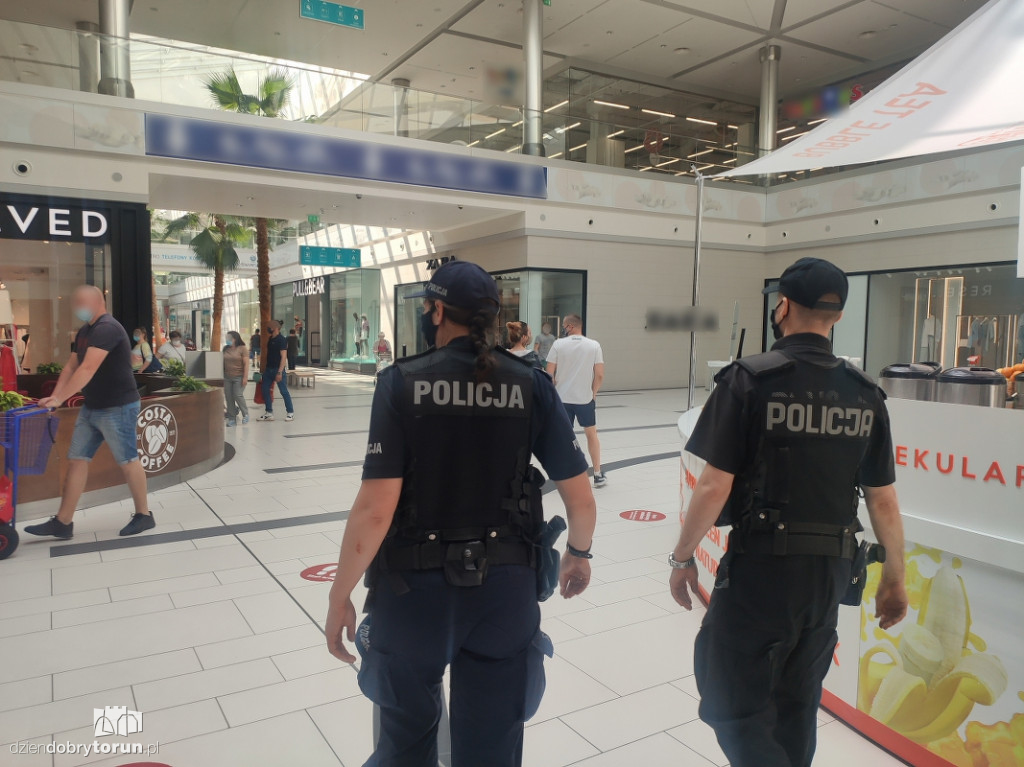 Toruń: kontrole policji w MZK i galeriach