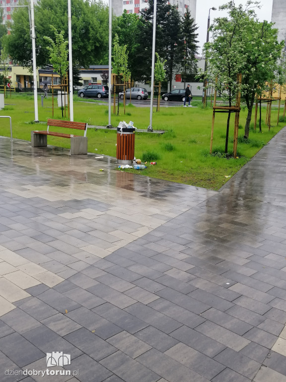 Toruń: zaśmiecone tereny przy nowym basenie