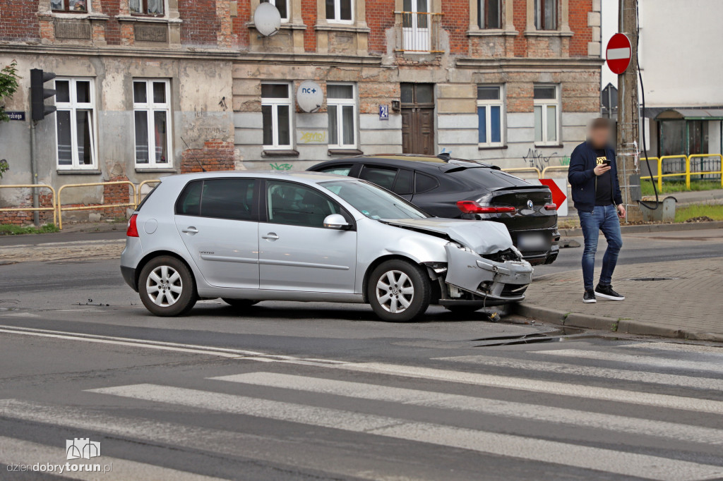 Zderzenie BMW i Volkswagena na Broniewskiego