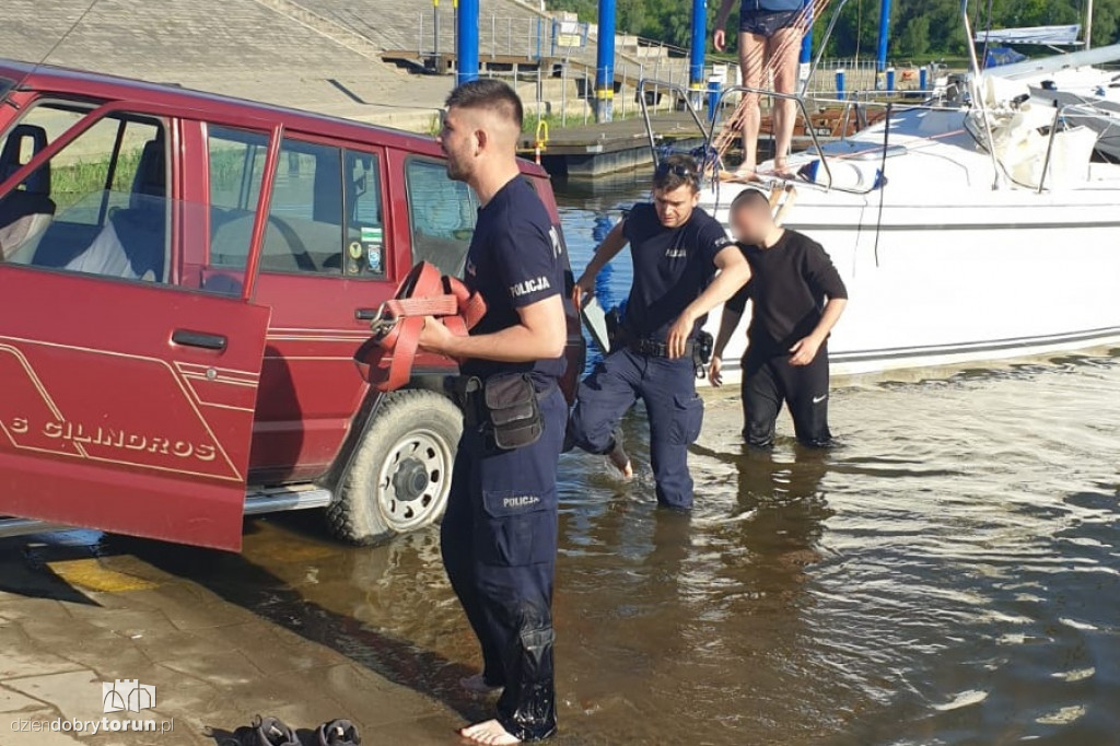 Toruń: policjanci pomogli załodze łodzi żaglowej