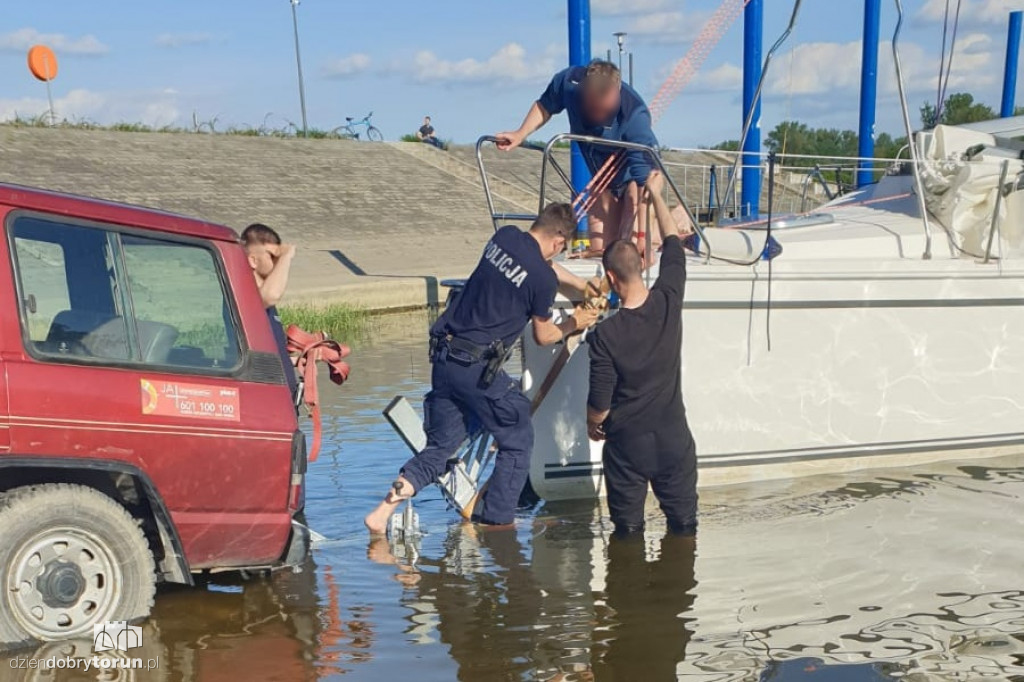 Toruń: policjanci pomogli załodze łodzi żaglowej