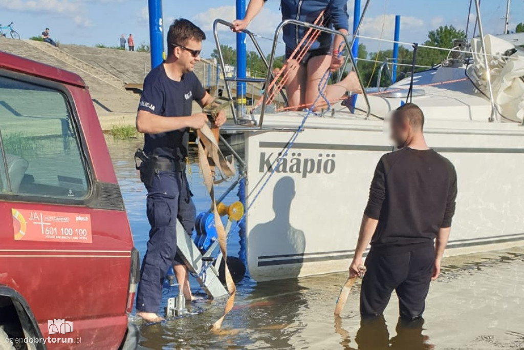 Toruń: policjanci pomogli załodze łodzi żaglowej